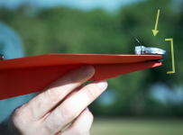 Drone creato con un aeroplanino di carta